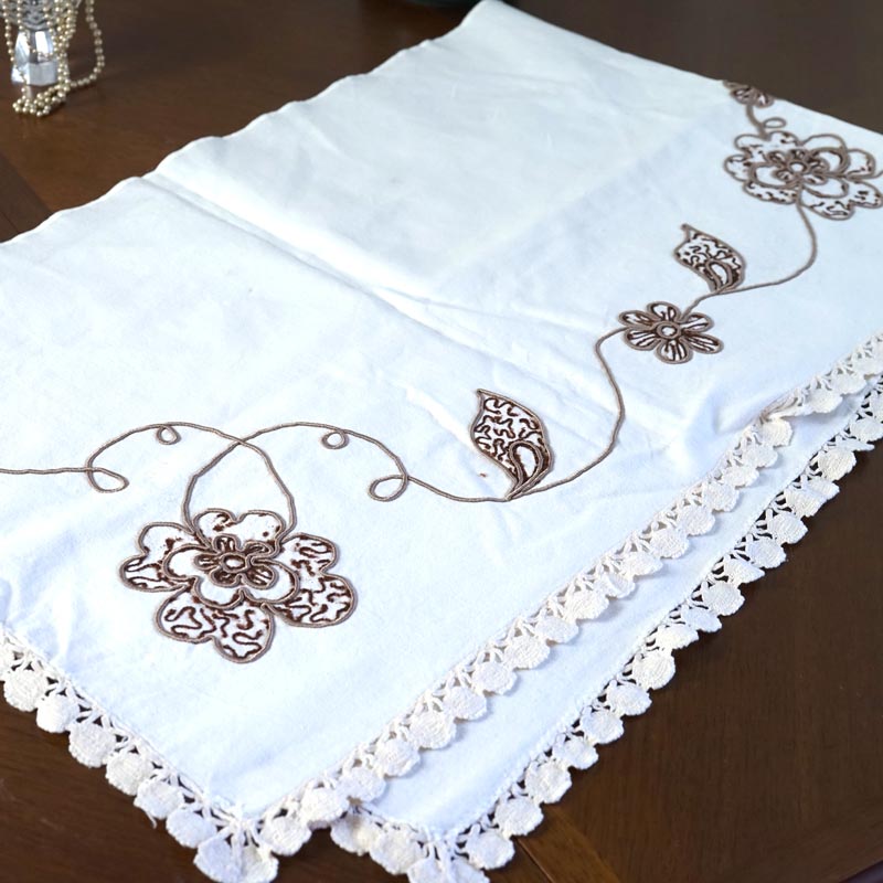 フランスのコードでお花のラインを描いてレースで縁取った棚飾り130