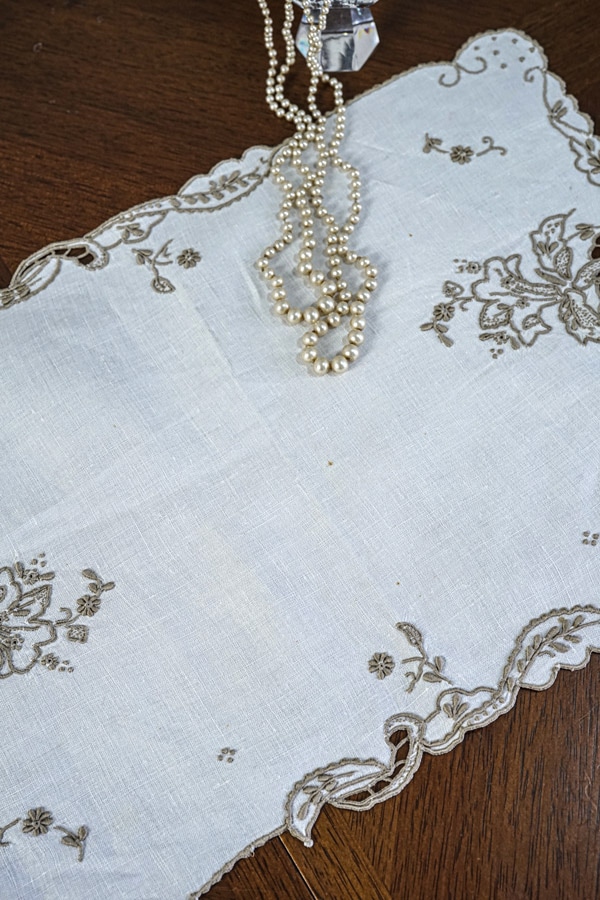 ヨーロッパのカットワーク刺繍の美しいテーブルマット42×26.5cm ge