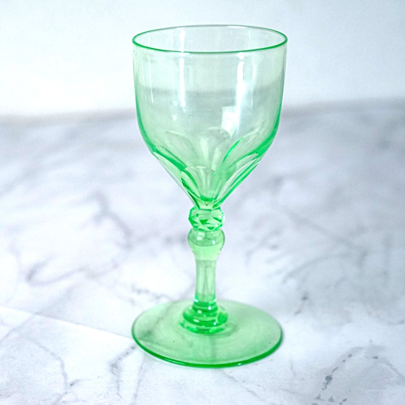 ワイングラス　ボヘミアン　グリーン 1930年代 ボヘミア製 ウランガラス・ワイングラス（花びら＆ダイヤ