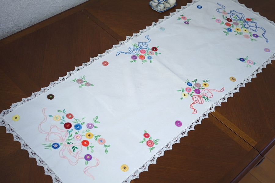フランスフラワーブーケ刺繍のテーブルランナー43×110cm ge-1196の通販