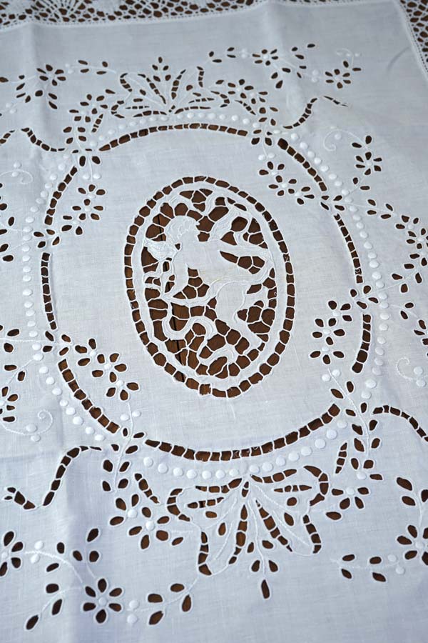 美しい天使のモチーフ ゴージャスなボビンレースとカットワーク刺繍の