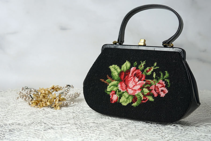 アンティーク バプテスマの聖ヨハネと羊と薔薇 ニードルポイント 手刺繍 額付 ウィーンの薔薇 ニードルポイント ヴィンテージバッグ gb-356の通販