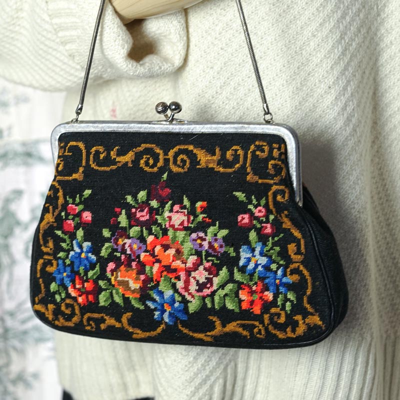 ウィーンの買付ブラックにお花が咲いている美しいプチポワンバッグ gb
