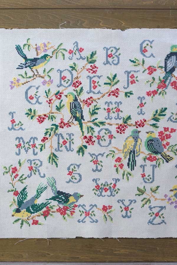 鳥とアルファベットのクロステッチ刺繍サンプラー60-51cm ge-965の通販