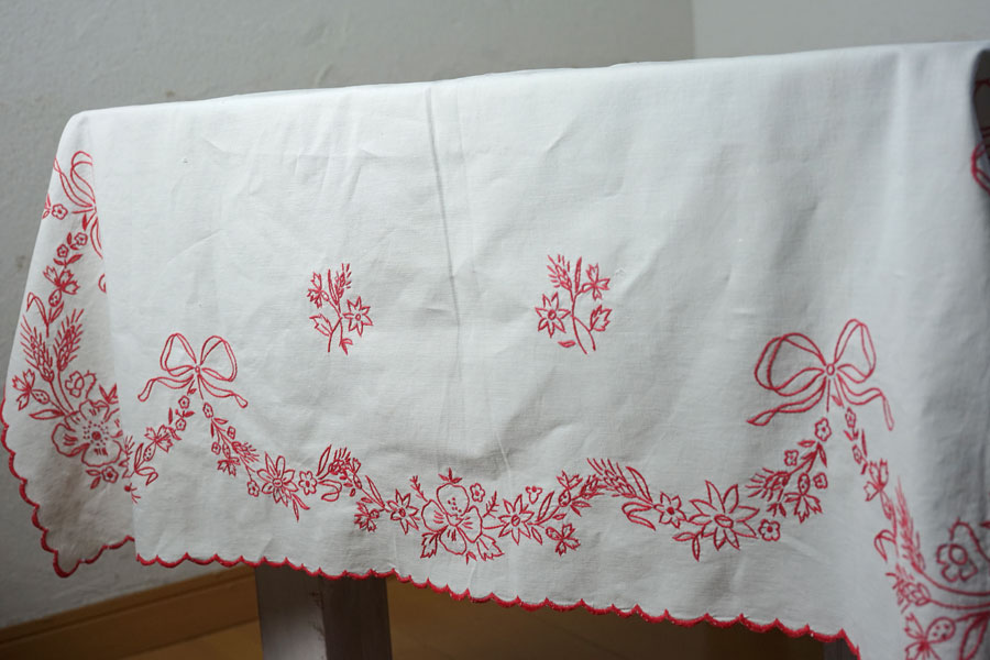 �ϥ󥬥꡼�İ�����ܥ�Ȥ��֤Υ�åɻɽ��Υơ��֥륯����138��98cm ge-1011