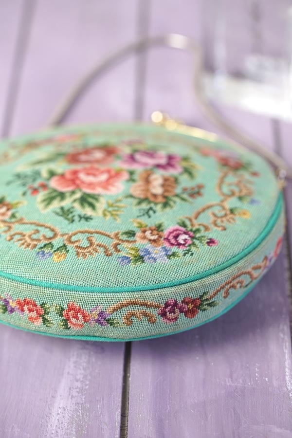 グリーンに薔薇のブーケのラウンド型のプチポワンバッグ14×14.5×2cm gb