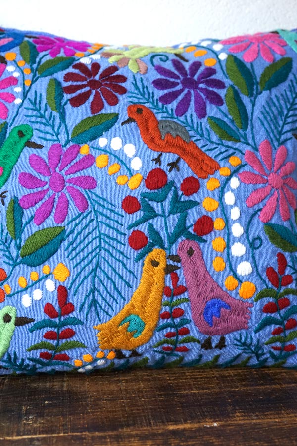 オアハカの青空を羽ばたく、幸せを運ぶ鳥たちの刺繍のクッションカバー