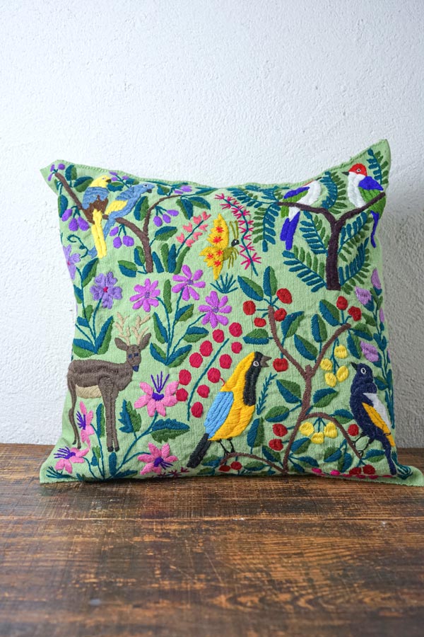 ライムグリーンの森に集う愛らしい番（つがい）の鳥たち刺繍の
