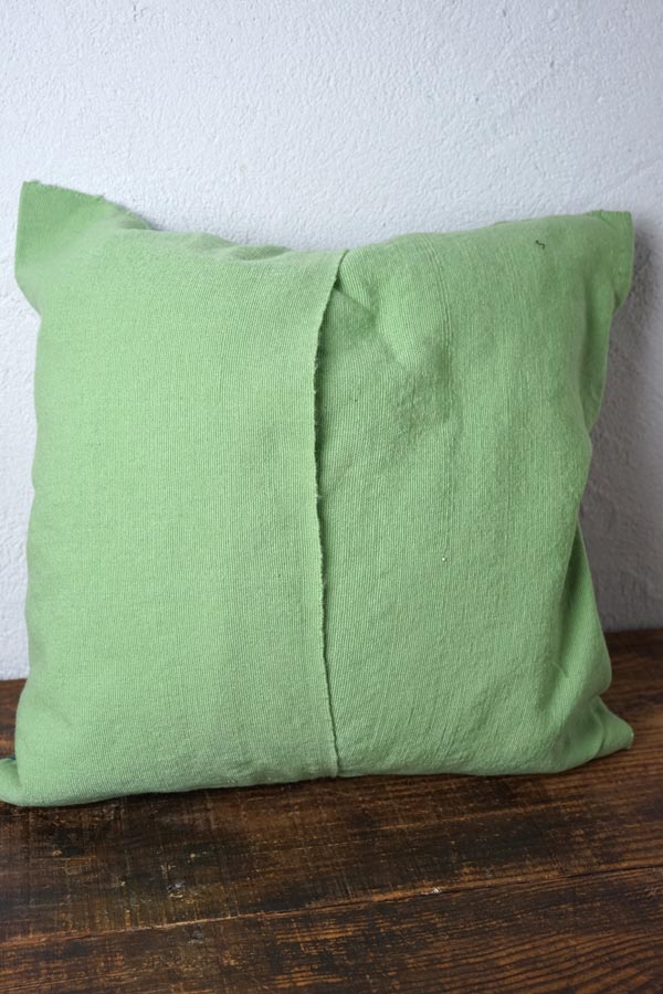 【レア商品】ノースカロライナ 手作り刺繍クッション 観光名所 ハンドメイド ライムグリーンの森に集う愛らしい番（つがい）の鳥たち刺繍の