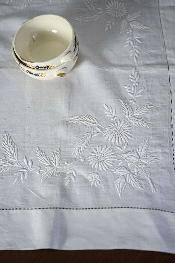 アンティークフランス 青と黄の小花刺繍 忘れな草 オープンカットワーク大判クロス 000000016110_1_ywihtoG.jpg