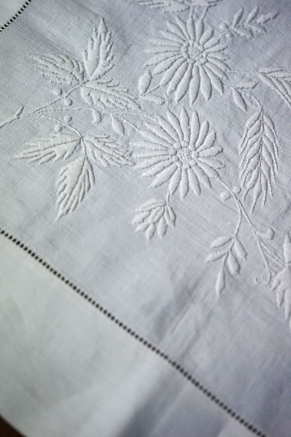 刺繍入りカットワ−クレ−スホワイトテーブルクロスビンテージ 000000016110_1_ywihtoG.jpg