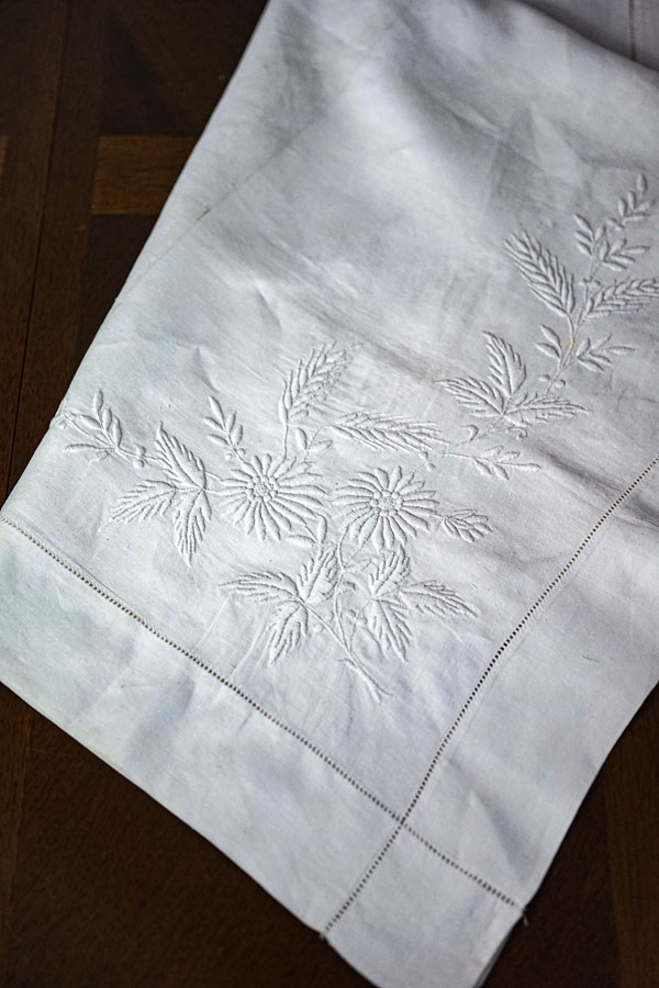 フランスのホワイトワーク刺繍のテーブルセンター93×64cm ge-1144の