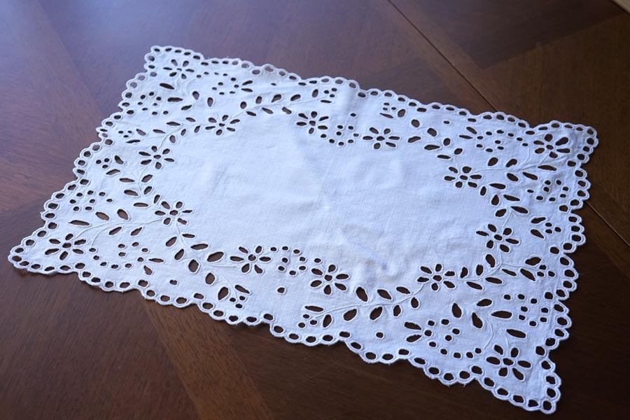 ��ͥ�˥�����åȻɽ��Υơ��֥�ޥå�47��31cm ge-1103