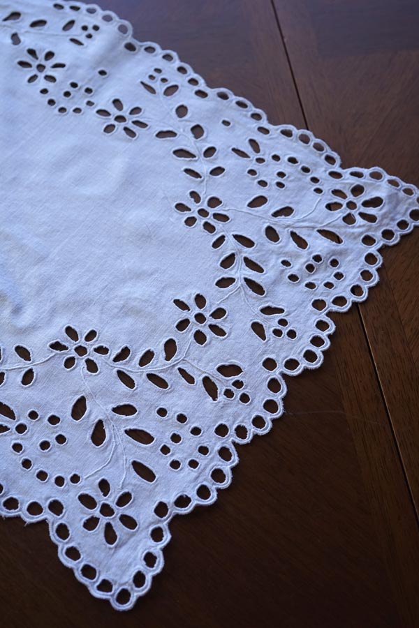 ��ͥ�˥�����åȻɽ��Υơ��֥�ޥå�47��31cm ge-1103