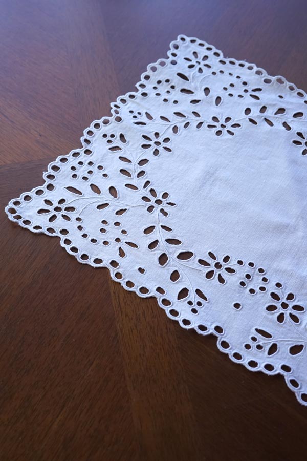 ��ͥ�˥�����åȻɽ��Υơ��֥�ޥå�47��31cm ge-1103