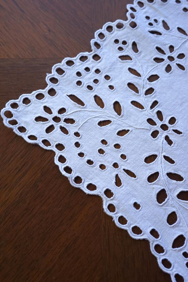 ��ͥ�˥�����åȻɽ��Υơ��֥�ޥå�47��31cm ge-1103