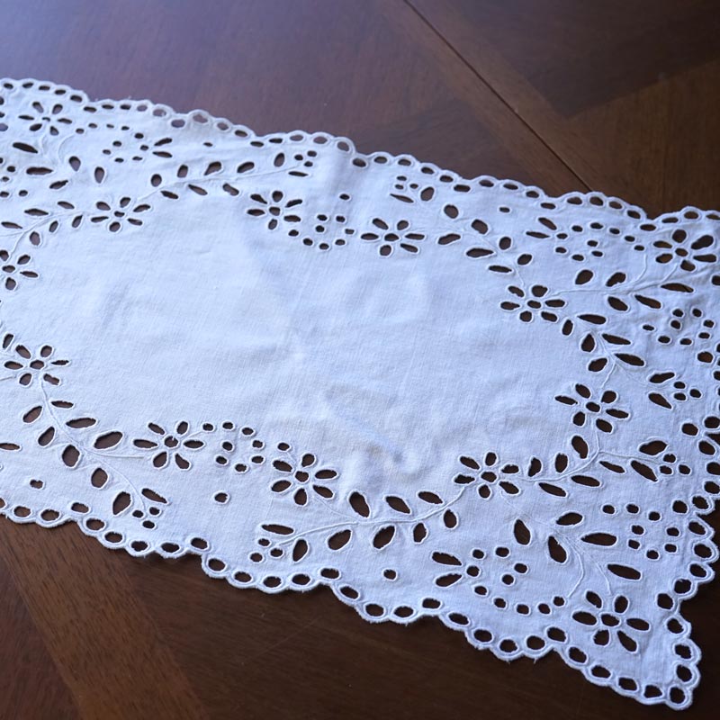 ��ͥ�˥�����åȻɽ��Υơ��֥�ޥå�47��31cm ge-1103