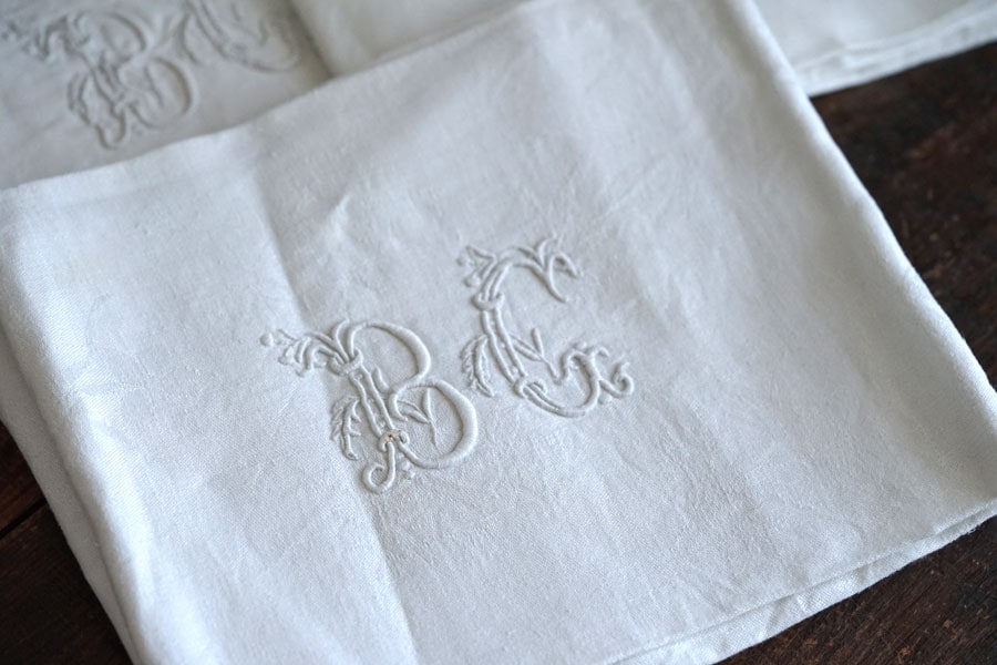 ダマスク織りリネンにBCアルファベットイニシャル刺繍のナプキン