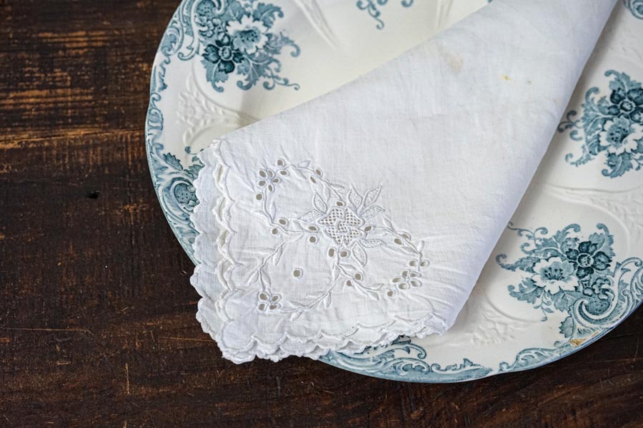 アンティークリネンにホワイトワーク刺繍のハンカチ44×43.5cm ge-1129