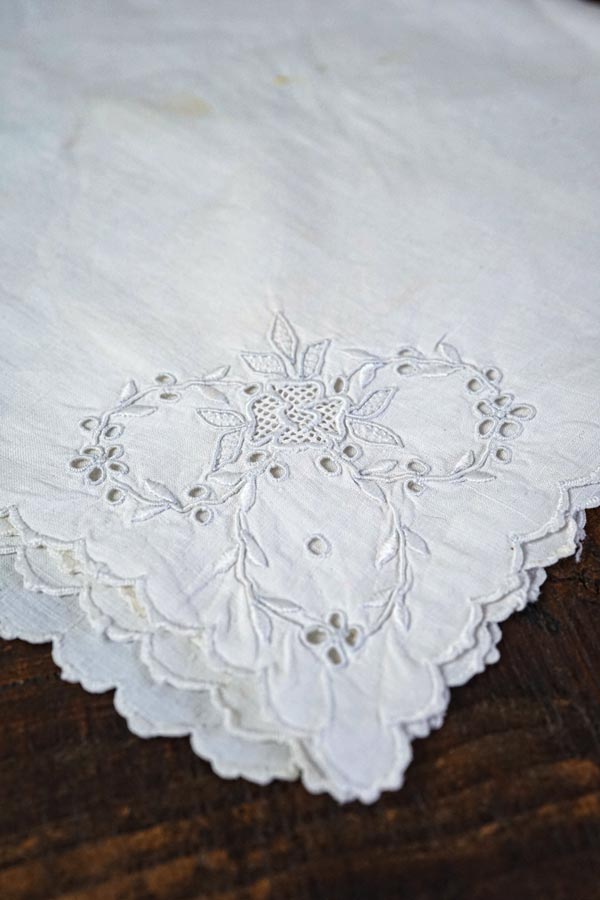 ヴィンテージ/アンティーク フランス購入 小花刺繍 リネン レース縁取ハンカチ ヴィンテージ/アンティーク フランス購入 小花刺繍 リネン レース縁取