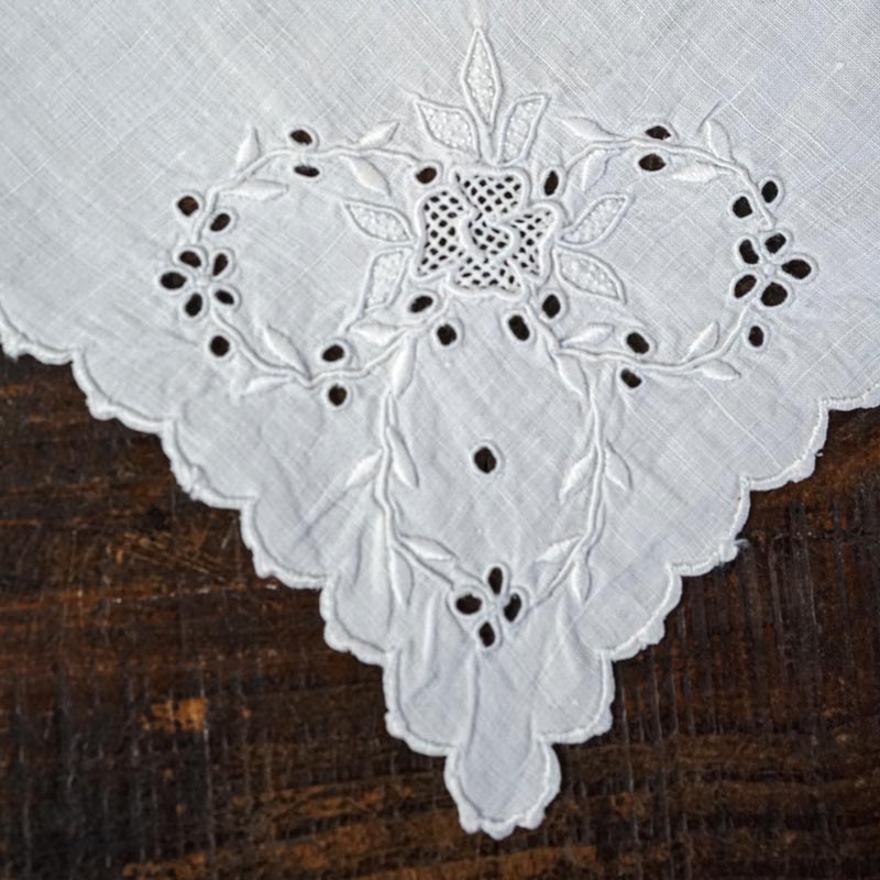 アンティークリネンにホワイトワーク刺繍のハンカチ44×43.5cm ge-1129