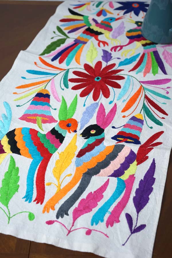 メキシコ・オトミ族のテナンゴ刺繍のテーブルランナー｜番の森の動物