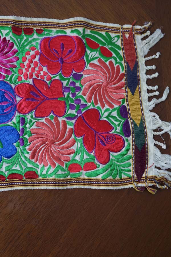 アンテーク♡アメリカ購入♡ベア刺繍額 メキシコ・オアハカ・ボルダード・ア・マキナという伝統刺繍のテーブル