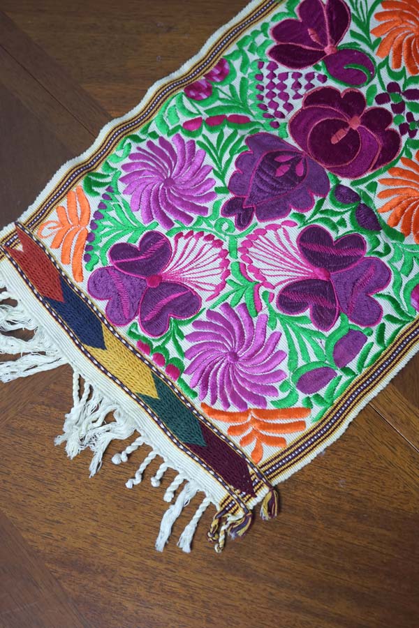 アンテーク♡アメリカ購入♡ベア刺繍額 メキシコ・オアハカ・ボルダード・ア・マキナという伝統刺繍のテーブル
