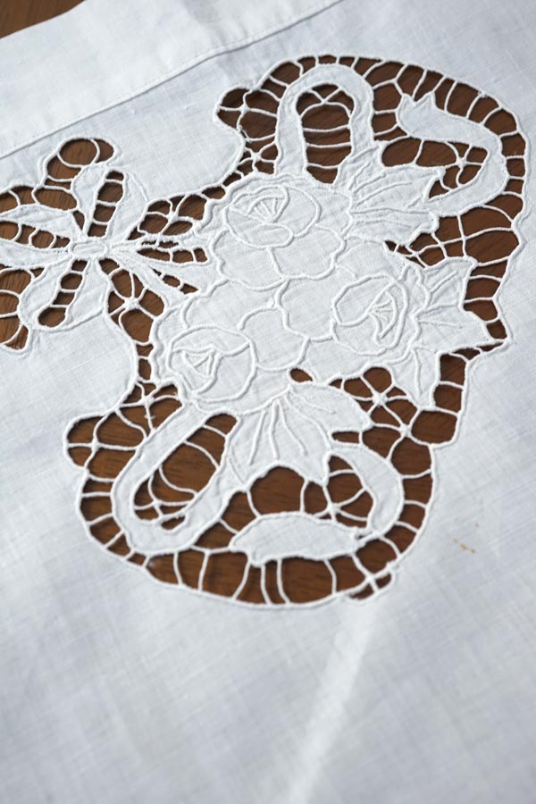 ハンガリーのホワイトワーク刺繍とフィレレースのカフェカーテン