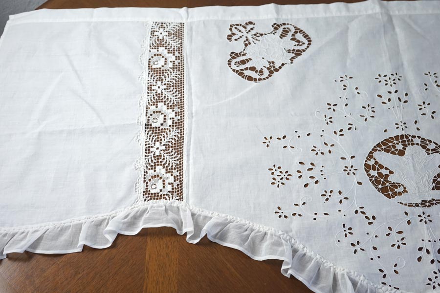 【美品】フランスアンティーク CB手刺繍 ホワイトフリルカフェカーテン 3376 フラワー刺繍 カフェカーテン 約130×60cm｜アミブルージュ