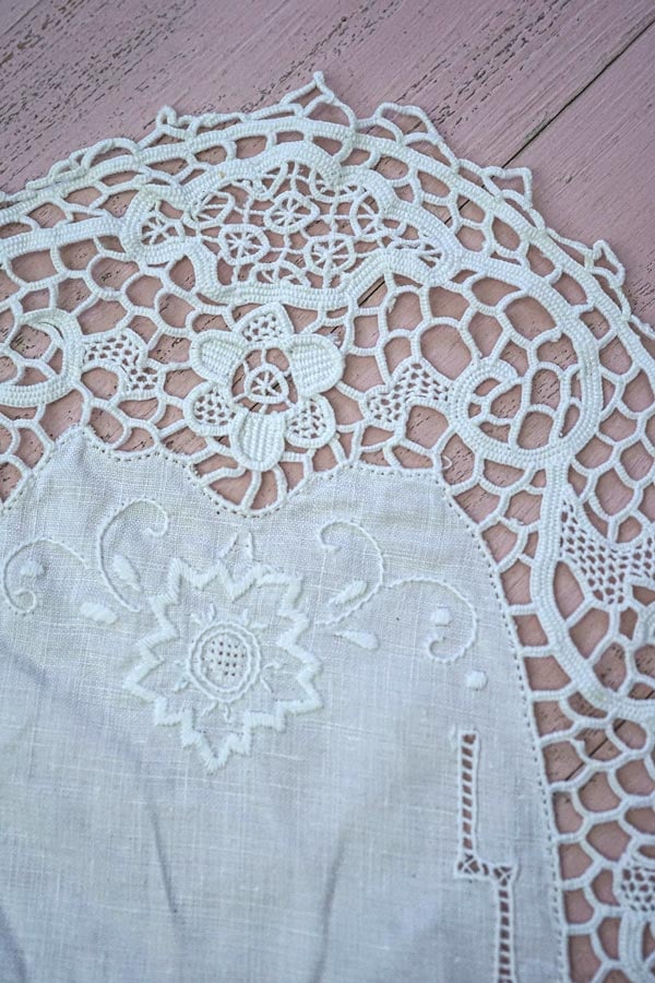 アンティーク 女神と犬のフィレレース レティセラプント刺繍リネンドイリーセット アンティークイタリア 女神と犬のフィレレース レティセラプント刺繍