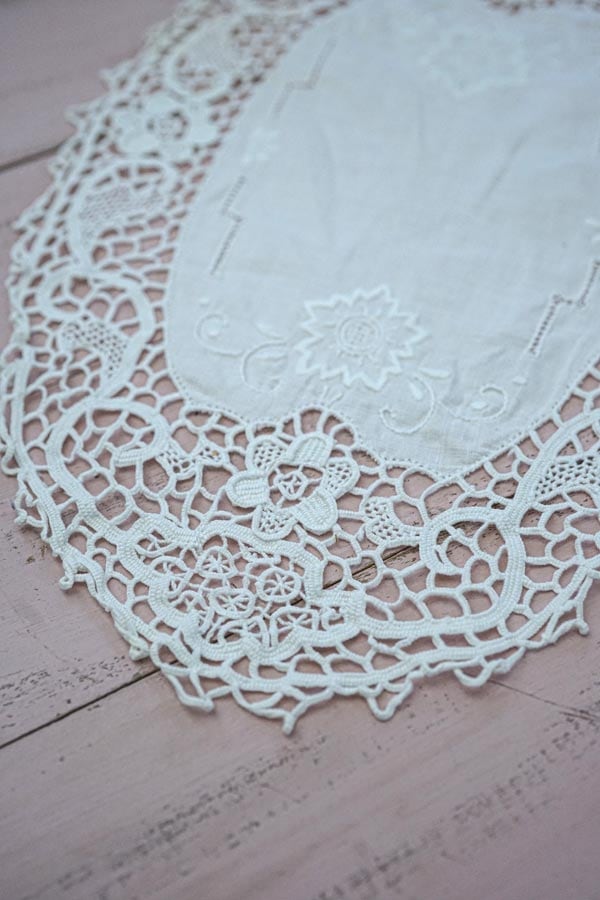 アンティーク ノルマンディーレースランナー セピアトーン 美しい盛上刺繍ドイリー アンティーク ノルマンディーレースランナー セピアトーン