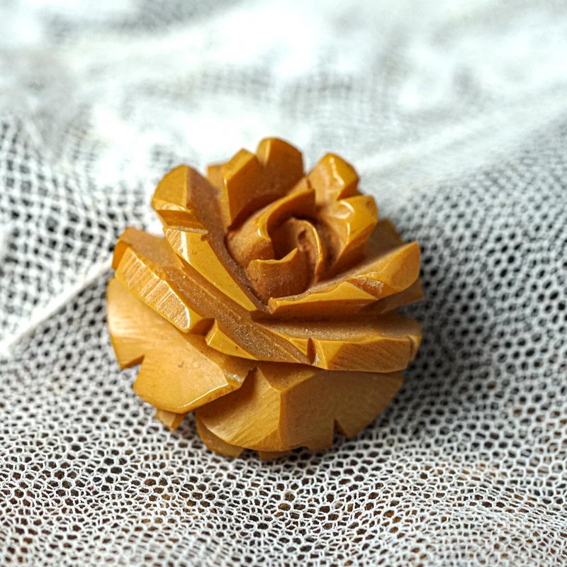ベージュのベークライト薔薇の彫のブローチ3×3cm ga-1059の通販 