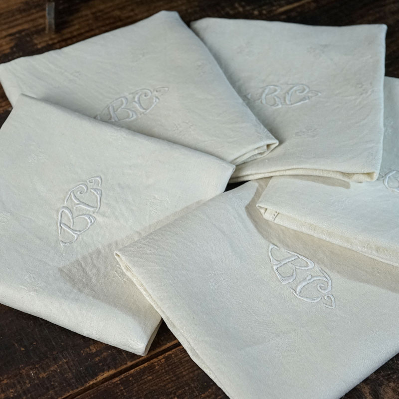 ダマスク織リネンにBCアルファベットイニシャル刺繍のナプキン56×51cm