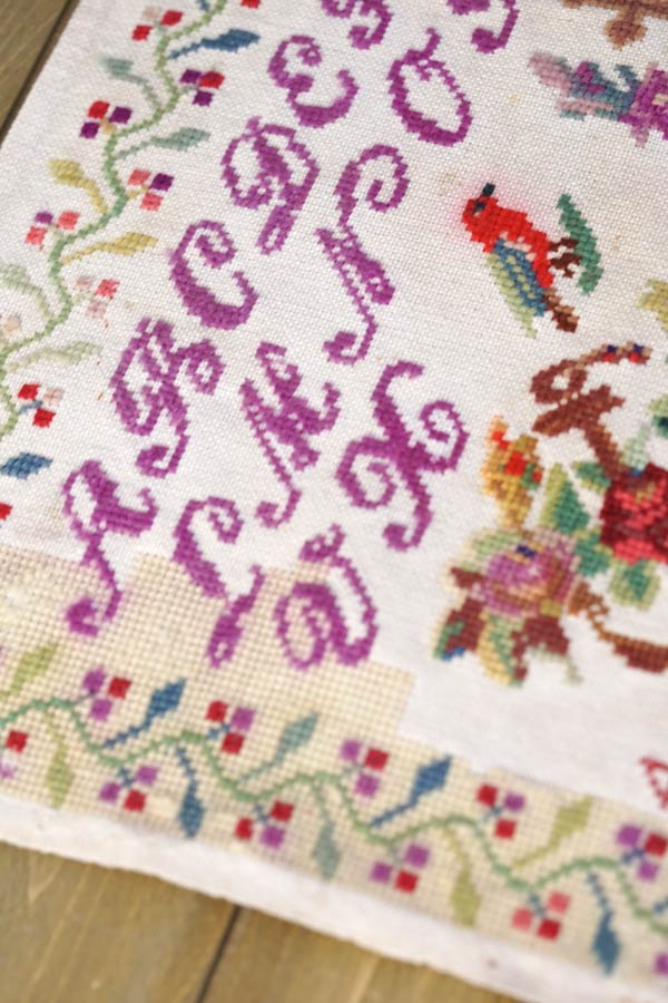 1908年のアンティーク♡赤の可愛いサンプラー刺繍額