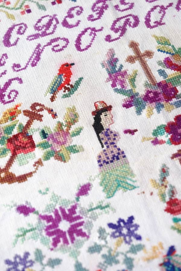 Laura サンプラー　額入り　クロスステッチ　刺繍アルファベットアメリカ Laura 様専用サンプラー 額入り クロスステッチ 刺繍