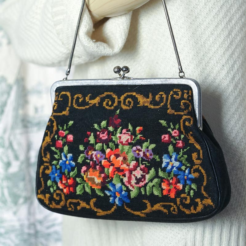 ウィーンの買付ブラックにお花が咲いている美しいプチポワンバッグ gb