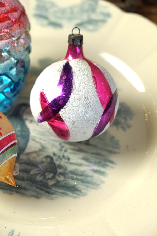 アンティークの吹きガラスの松ぼっくりが入った薄ガラスオーナメント