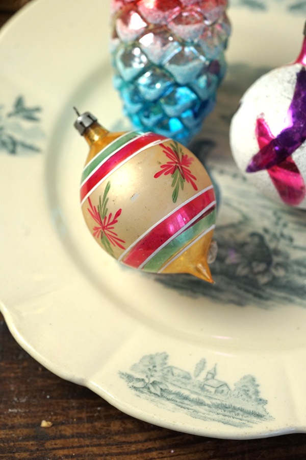 アンティークの吹きガラスの松ぼっくりが入った薄ガラスオーナメント