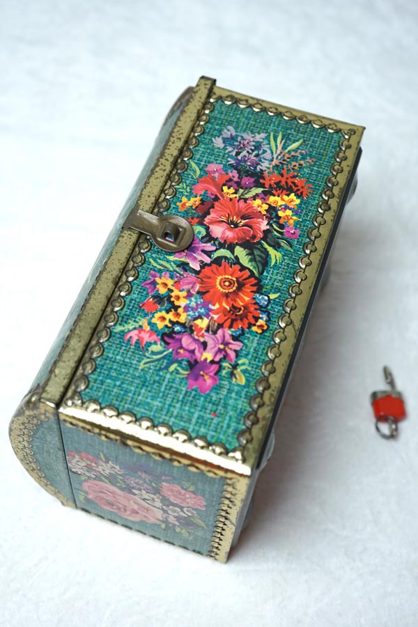 宝石箱を模った鍵の付いたティン缶W20×D13×H12cm gk-635の通販