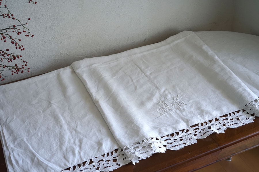 フランスアンティークカットワーク刺繍とモノグラムHG入りリネンシーツ