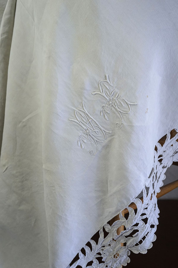 フランスアンティークカットワーク刺繍とモノグラムHG入りリネンシーツ