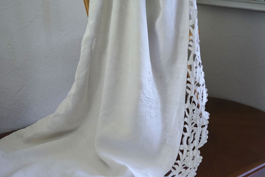 フランスアンティークカットワーク刺繍とモノグラムHG入りリネンシーツ