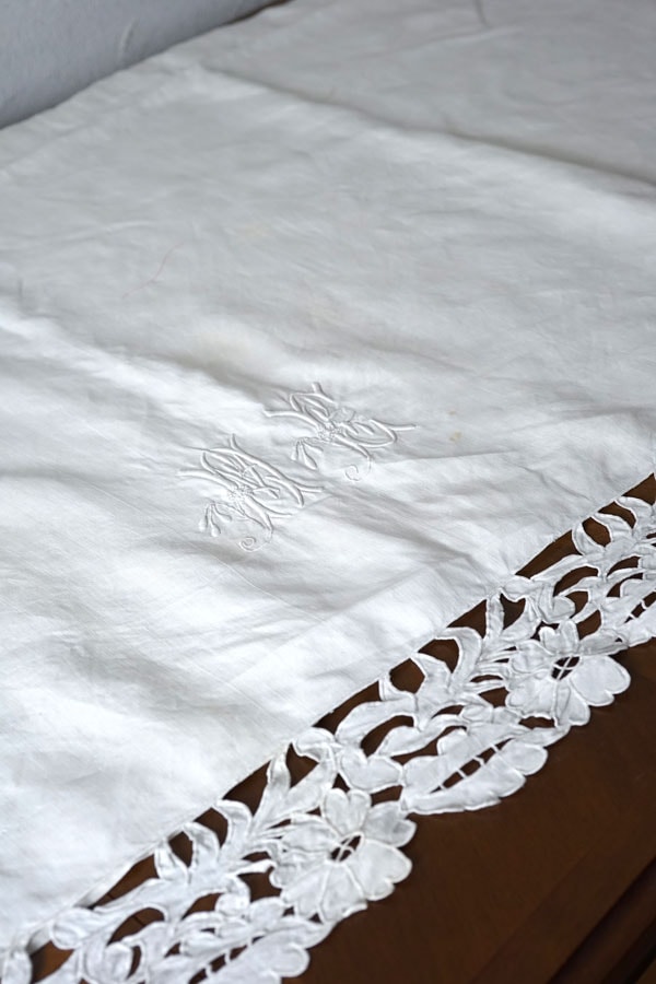 フランスアンティークカットワーク刺繍とモノグラムHG入りリネンシーツ