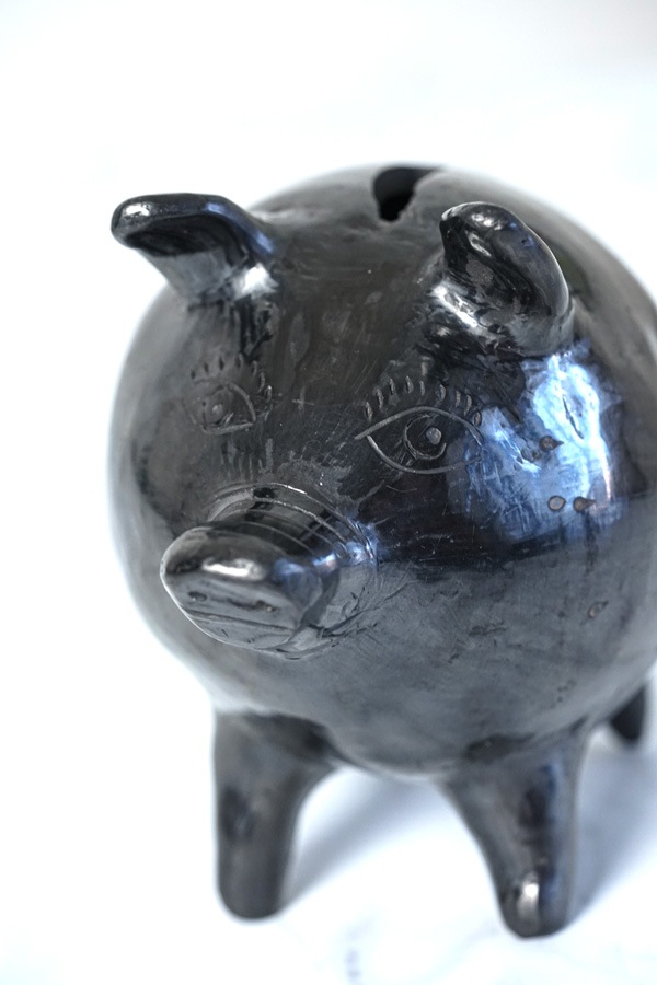 メキシコ・オアハカ黒い陶器のぶたさんの貯金箱16×13.5×10cm gt-1140の