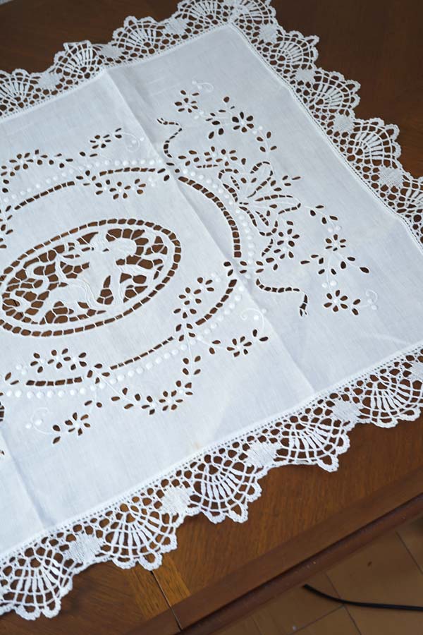 美しい天使のモチーフ ゴージャスなボビンレースとカットワーク刺繍の