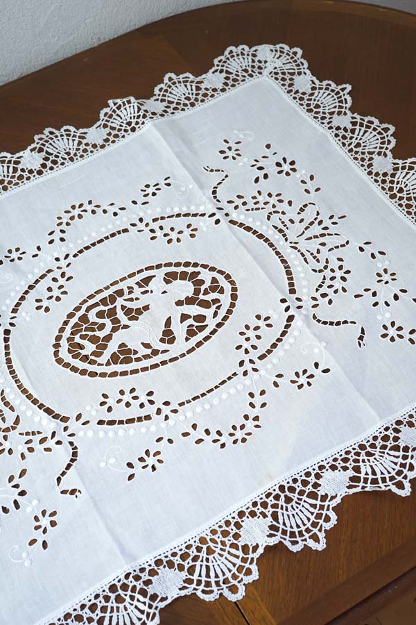 レース　テーブルセンター　ベルギーレース　アンティーク  刺繍クロス 美しい天使のモチーフ ゴージャスなボビンレースとカットワーク刺繍の