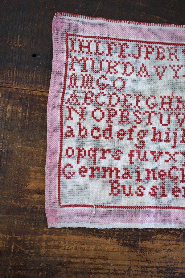 フランスのアルファベット刺繍サンプラー20.5×20.5cm ge-1043の
