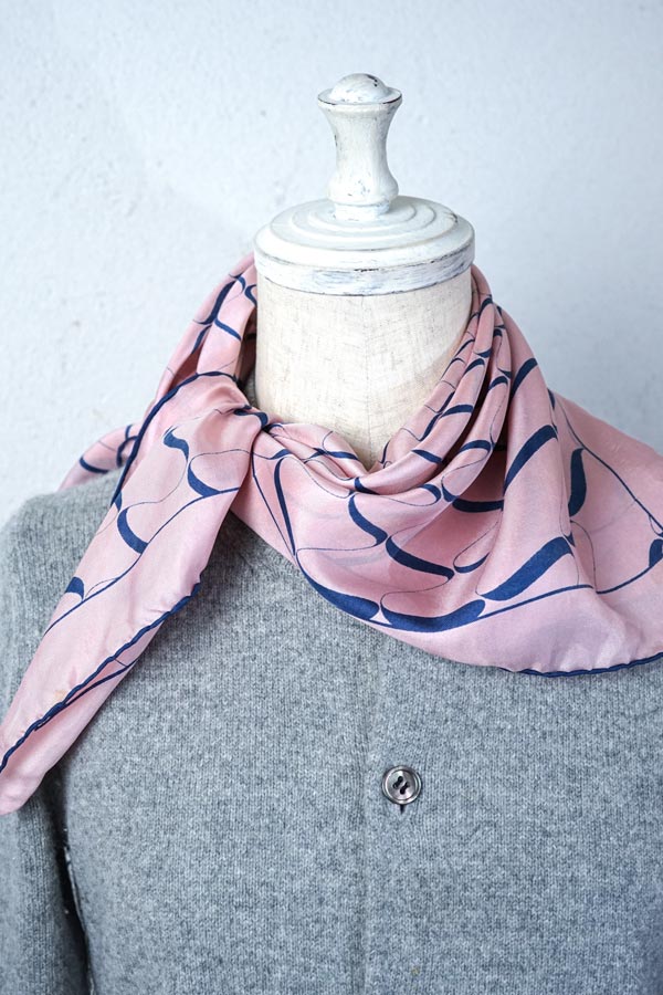 英国ヴィンテージ】Thinkell 桜色とネイビーウェーブのシルクスカーフ