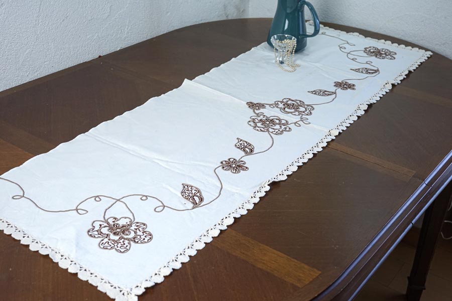 フランスのコードでお花のラインを描いてレースで縁取った棚飾り130